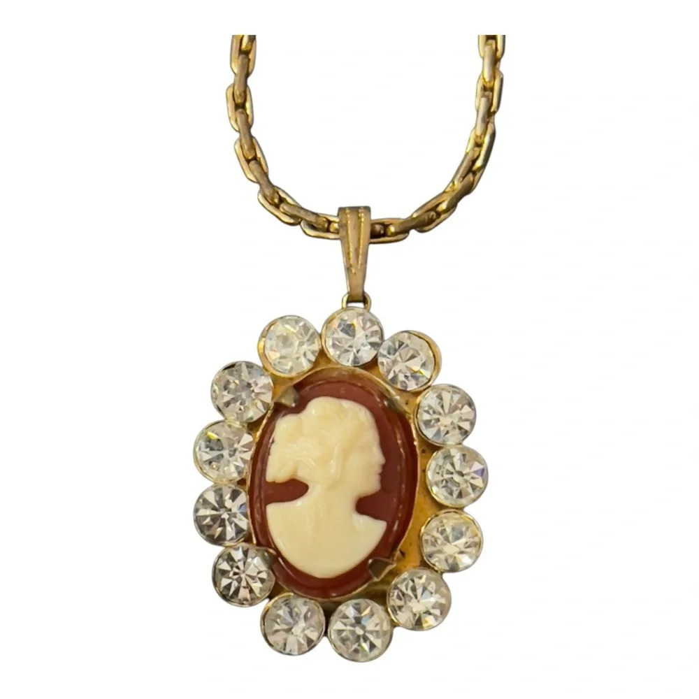 🎉HP🎉 1970's Rolled Gold Carved Shell Cameo Pendant Necklace. Unique clasp